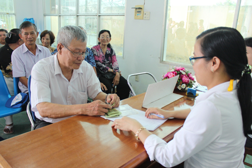 Nhận trợ cấp qua Bưu điện: 90% người có công hài lòng