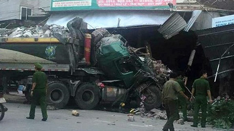 Xe tải chở đá lao vào 3 cửa hàng