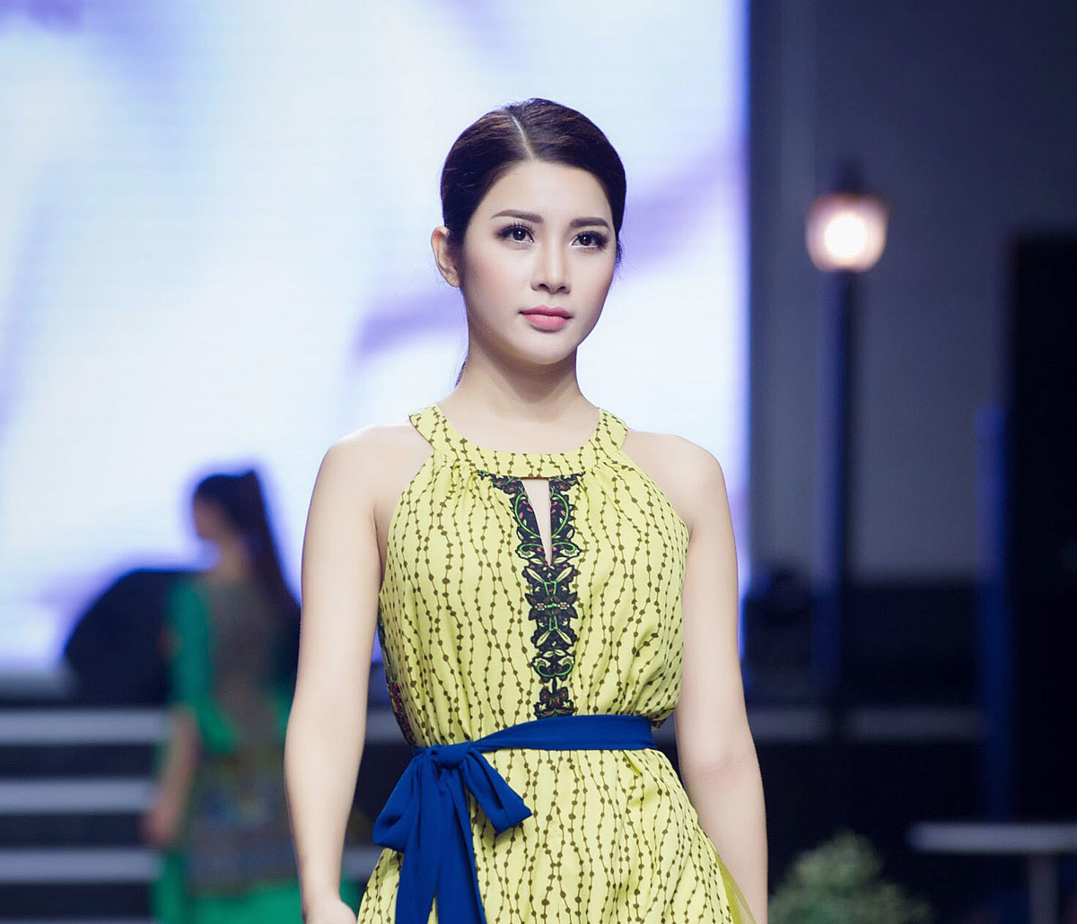 Yan My tỏa sáng trên sàn diễn sau thời gian vắng bóng