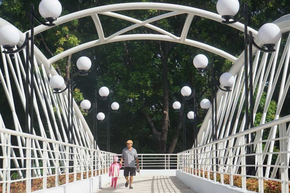 Cầu bộ hành 11,6 tỷ&nbsp;giữa&nbsp;công viên Sài Gòn, dân 'sốc' vì giá quá&nbsp;cao