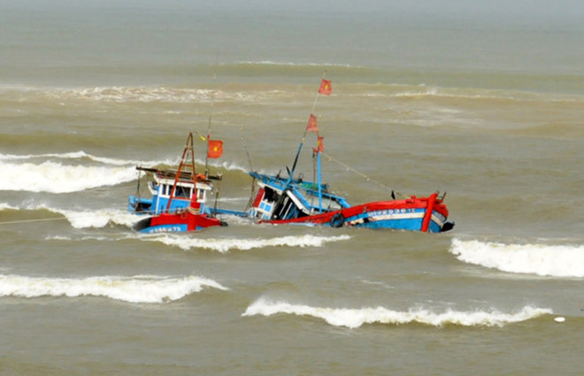Đâm va với 'tàu lạ', 5 ngư dân trên tàu cá Khánh Hòa rơi xuống biển
