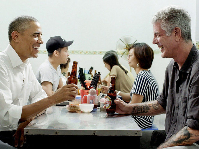 Xem lại video đầu bếp Anthony Bourdain cùng Obama ăn bún chả Hà Nội