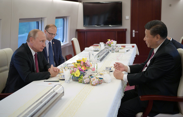 Ông Putin cùng ông Tập Cận Bình ngồi tàu cao tốc thưởng trà