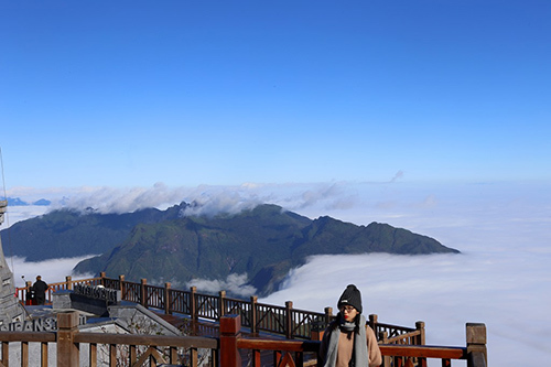 Hà Nội nóng 37 độ, du khách lên Fansipan mặc áo ấm