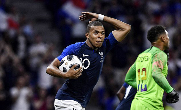 Mbappe lập công, Pháp