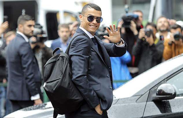 Ronaldo bảnh bao cùng đồng đội đổ bộ nước Nga