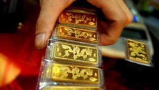 Giá vàng hôm nay 15/7: Cuộc chiến dìm vàng chìm sâu Giá vàng hôm nay 15/7: Cuộc chiến dìm vàng chìm sâu