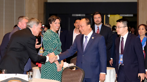 Lời chào mời và tràng pháo tay ở khách sạn Hilton