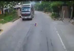 Em bé ngồi chơi giữa quốc lộ khiến tài xế thót tim