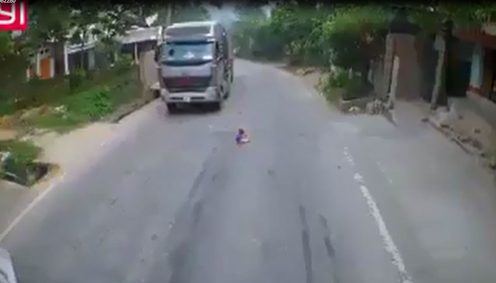 Em bé ngồi chơi giữa quốc lộ khiến tài xế thót tim
