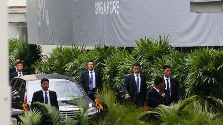 Dàn vệ sĩ vest đen tái xuất, chạy bộ theo xe chở Kim Jong Un ở Singapore