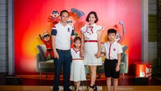 Nguyệt 'Phía trước là bầu trời' dẫn chồng con đi xem phim hoạt hình