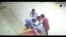 Người đàn ông nhanh như điện cứu bé gái lủng lẳng trên xe ba bánh