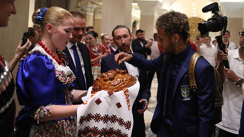 Neymar đẹp như tài tử, cùng Brazil đặt chân đến Nga