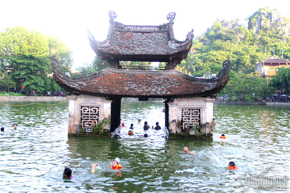chùa Thầy,Hà Nội,bể bơi