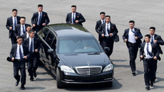 Vệ sĩ vest đen chạy bộ bảo vệ Kim Jong Un là ai?