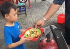 Cậu bé bồi bàn 4 tuổi ở Sài Gòn khiến khách hàng bất ngờ