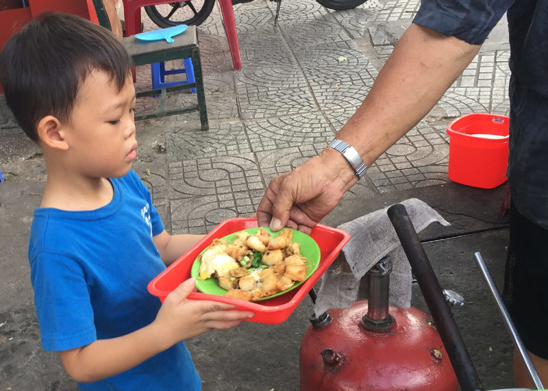Cậu bé bồi bàn 4 tuổi ở Sài Gòn khiến khách hàng bất ngờ