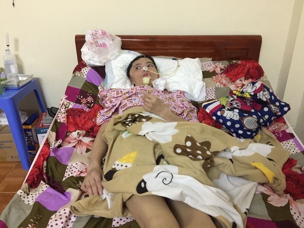 Chồng hàng đêm bốc vác mong cứu vợ tai nạn liệt giường