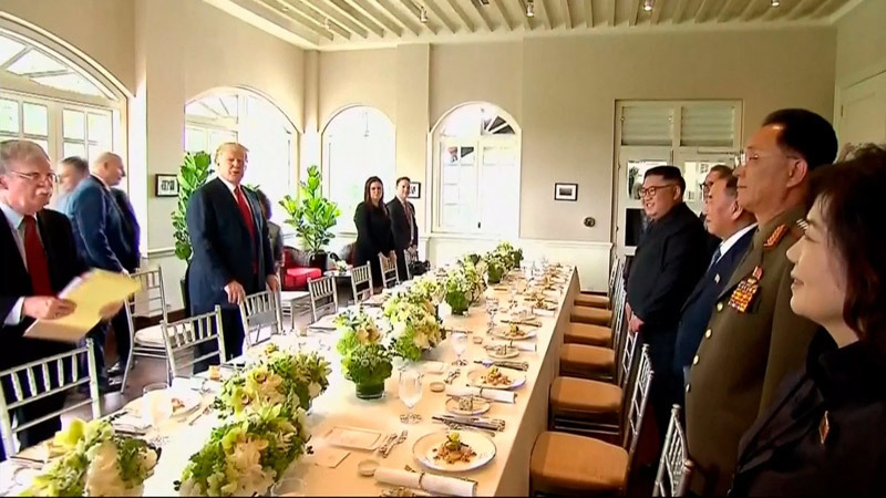 Ông Trump, Kim Jong Un ăn gì, với ai vào bữa trưa?