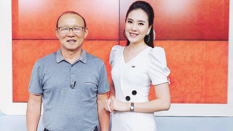 BTV Mai Ngọc ‘ốm sưng vù mặt’ vẫn cười tươi bên HLV Park Hang Seo