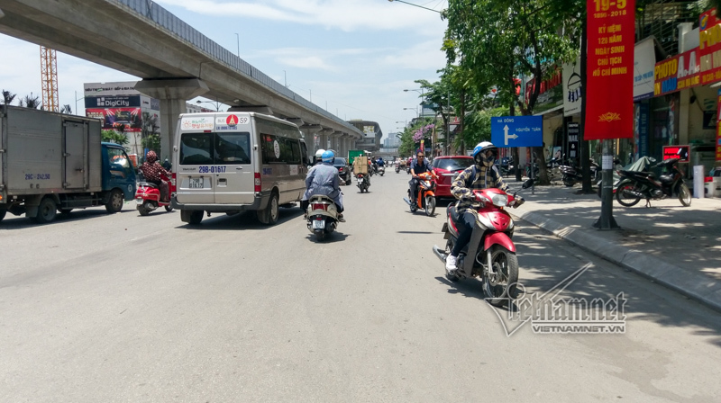 Cấm xe máy đường Nguyễn Trãi: Hỗn loạn ở đường không làn dài nhất HN
