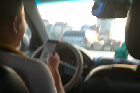 Tài xế xe khách vô tư lướt Facebook khi chạy trên cao tốc