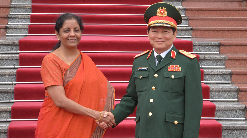 Hình ảnh nữ Bộ trưởng Quốc phòng Ấn Độ tại Hà Nội