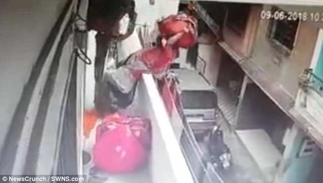 Nhường đường, người bán hàng rong ngã nhào khỏi ban công