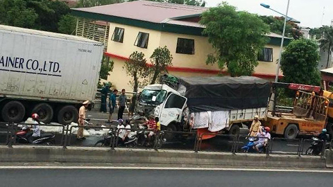 Tông vào đuôi xe container, phụ xe chết bẹp trong cabin