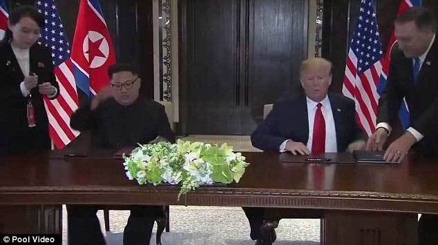 Hành động lạ của em gái Jong Un trước mặt ông Trump