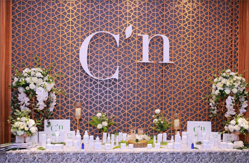 ‘Bùng cháy’ dạ tiệc trắng C’n tại Hà Nội