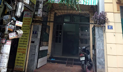 Thi thể người đàn ông bốc mùi trong ngôi nhà khóa trái ở Hà Nội