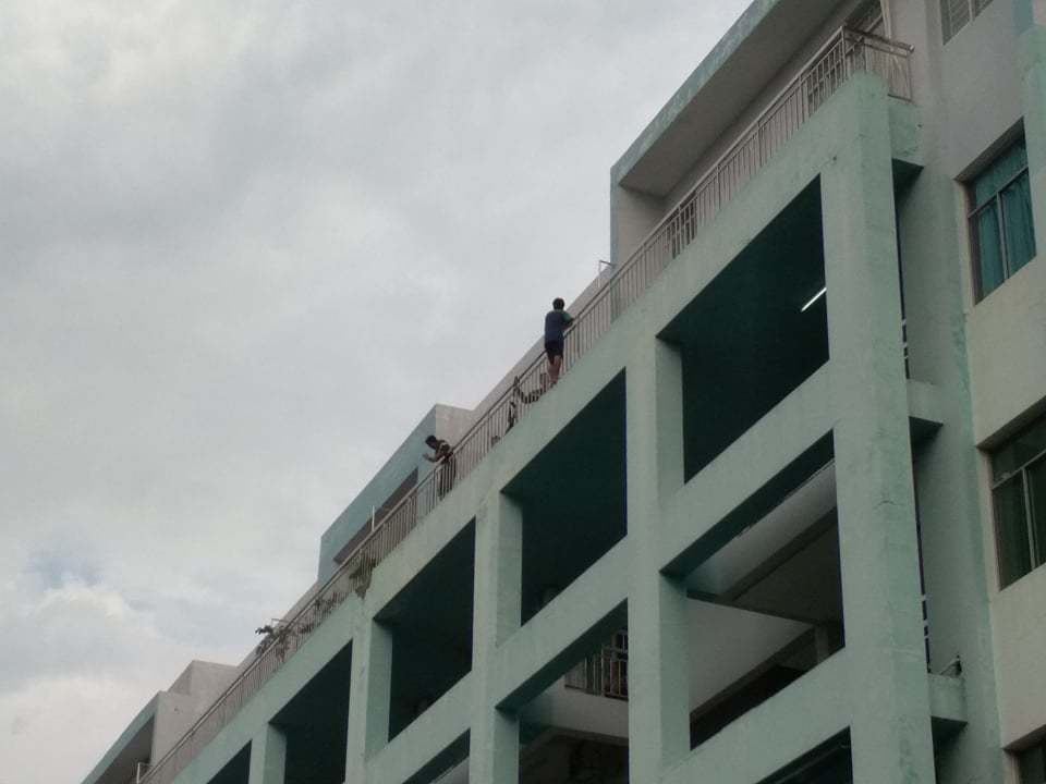 Thanh niên thất tình leo tầng cao bệnh viện suốt 4 giờ đòi tự vẫn