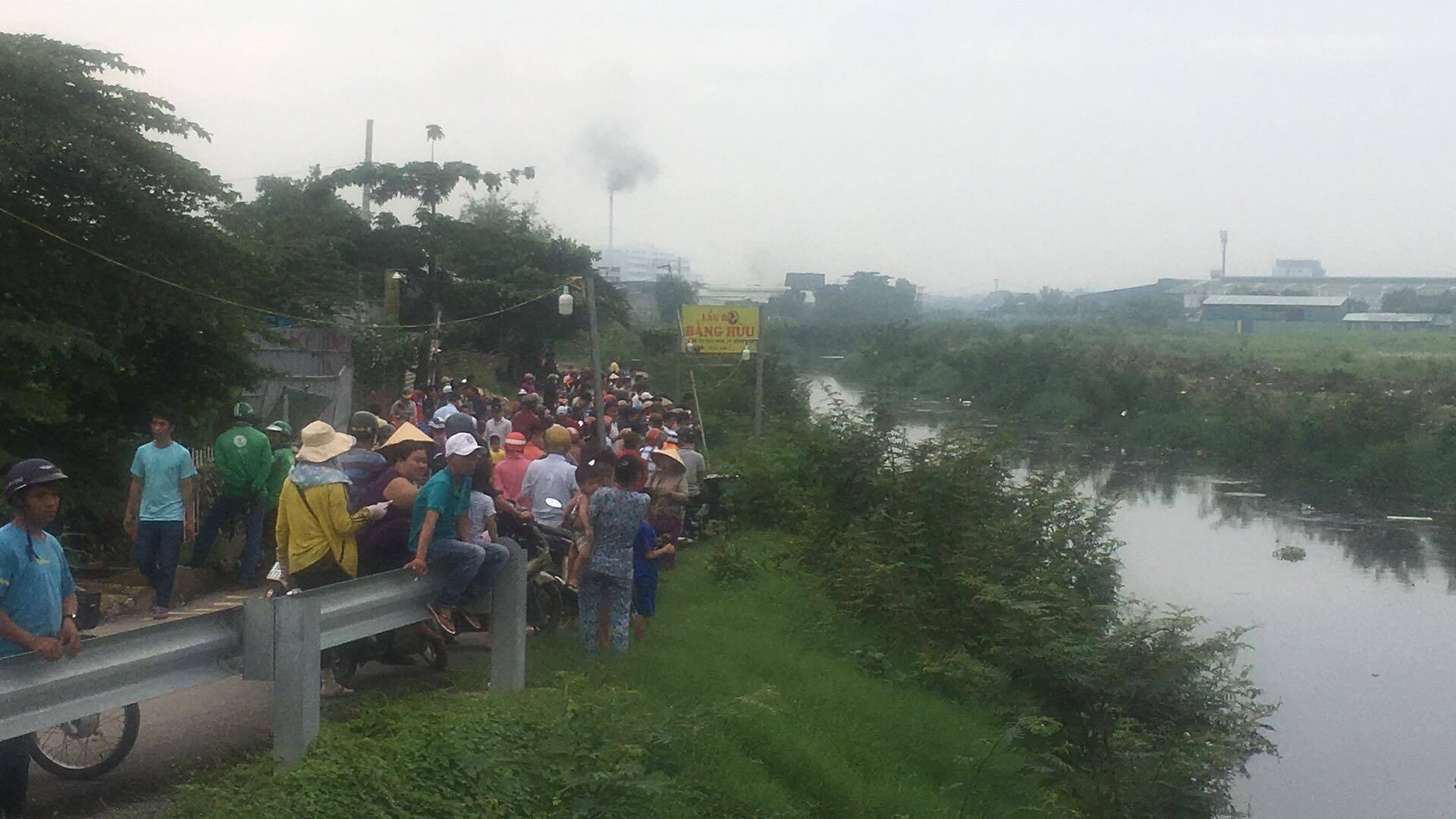 Tá hỏa phát hiện xác người nổi trên bờ kênh ở Sài Gòn