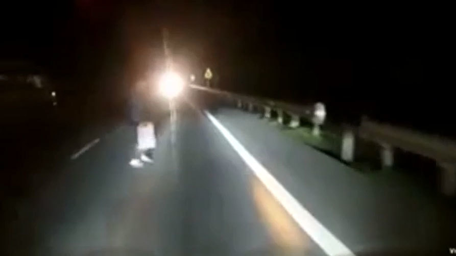 Cụ bà đột ngột xuất hiện giữa đêm, suýt bị ôtô đâm trúng
