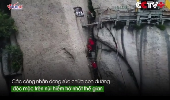 Rợn người cảnh tu sửa đường leo núi hiểm trở nhất thế gian