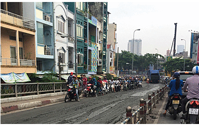 Mặt cầu huyết mạch ở Sài Gòn đầy bùn đất, 'bẫy' người đi đường