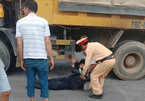 Đi chữa cháy ở Phú Thọ về, lính cứu hoả bị xe tải cán giập tay