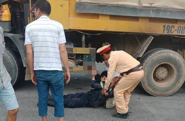 Đi chữa cháy ở Phú Thọ về, lính cứu hoả bị xe tải cán giập tay