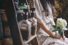 Cô gái lần đầu ra mắt bị mẹ chồng tương lai hắt nước rửa bát vào người