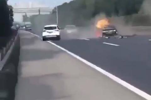 Dừng giữa cao tốc, ô tô bị đâm nát vụn, bốc cháy dữ dội