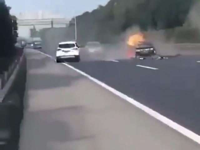 Dừng giữa cao tốc, ô tô bị đâm nát vụn, bốc cháy dữ dội