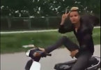Nam thanh niên lái xe máy bằng chân, vô tư 'diễn xiếc' trên đường