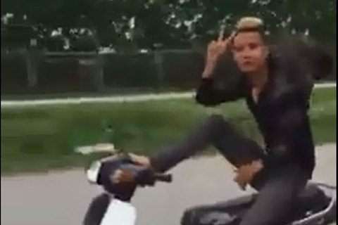 Nam thanh niên lái xe máy bằng chân, vô tư 'diễn xiếc' trên đường