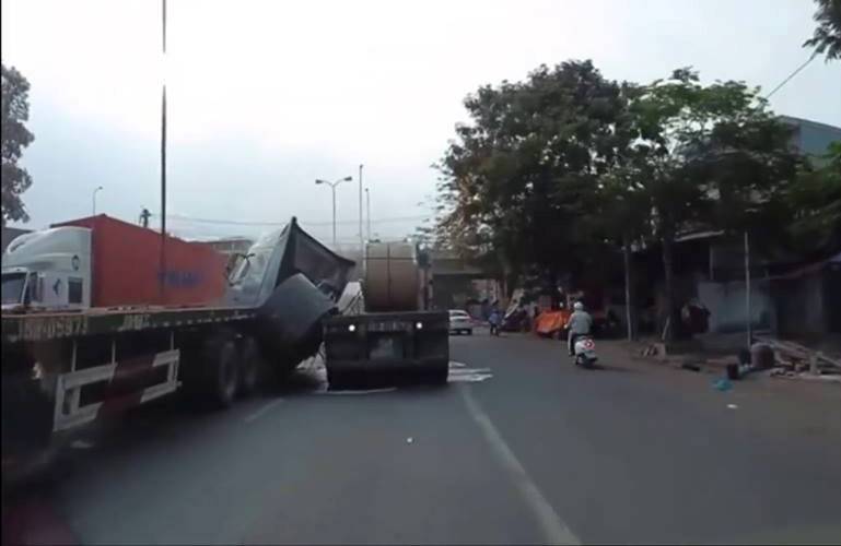 cuộn sắt rơi trên Ql5