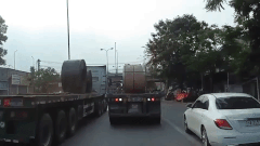 60 tấn thép đè nát đầu xe container trên quốc lộ 5