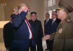 Ông Trump lúng túng chào kiểu 'nhà binh' với Tướng Triều Tiên