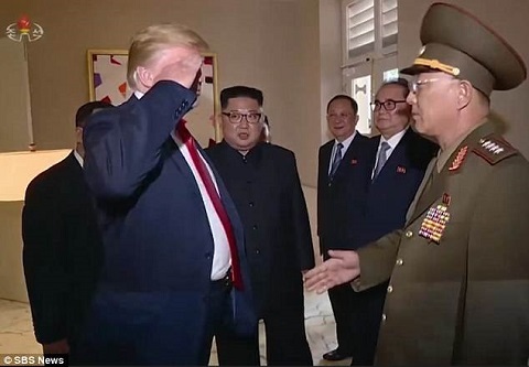 Ông Trump lúng túng chào kiểu 'nhà binh' với Tướng Triều Tiên