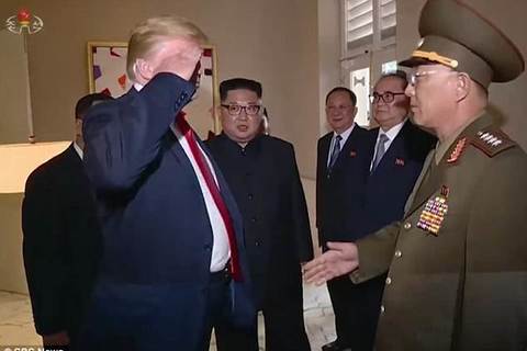 Ông Trump lúng túng chào kiểu quân đội với tướng Triều Tiên
